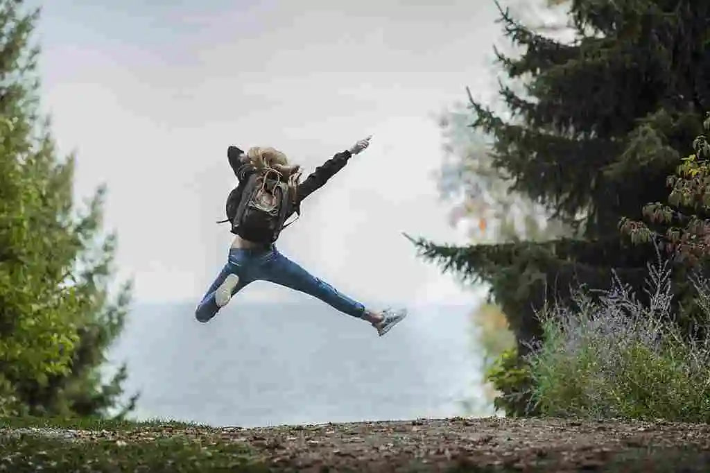 Image femme saut nature - grande