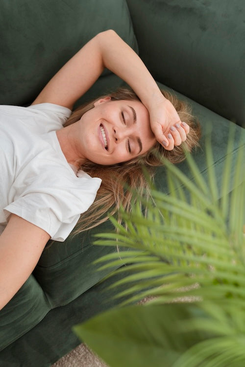 Image femme canapé souriant - grande
