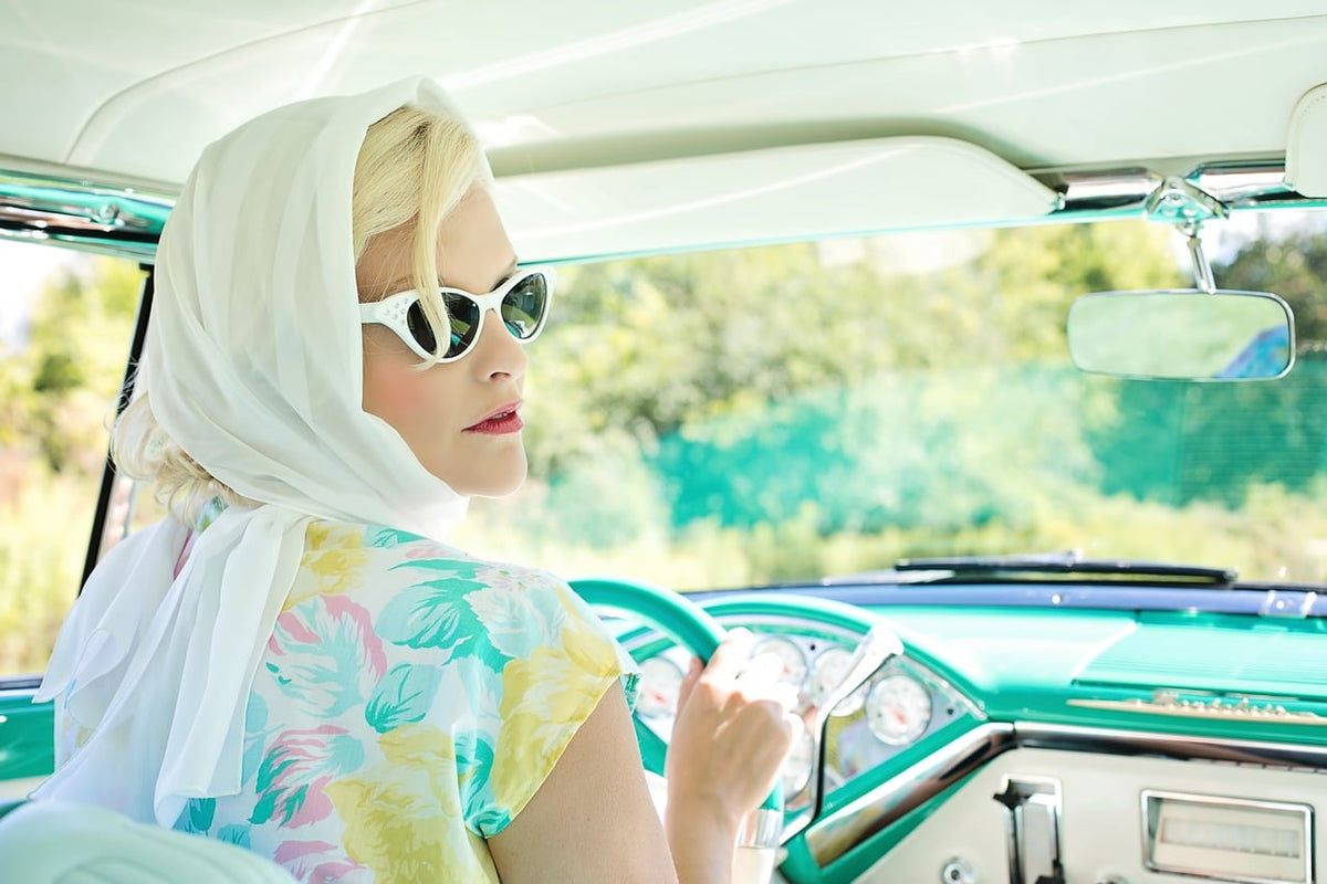 Femme voiture vintage - grande
