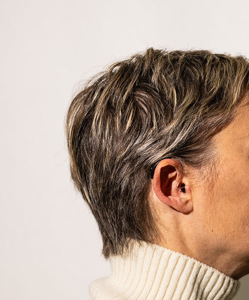 Audioprothésiste expliquant un audiogramme à un patient senior à Paris - centre Kesako
