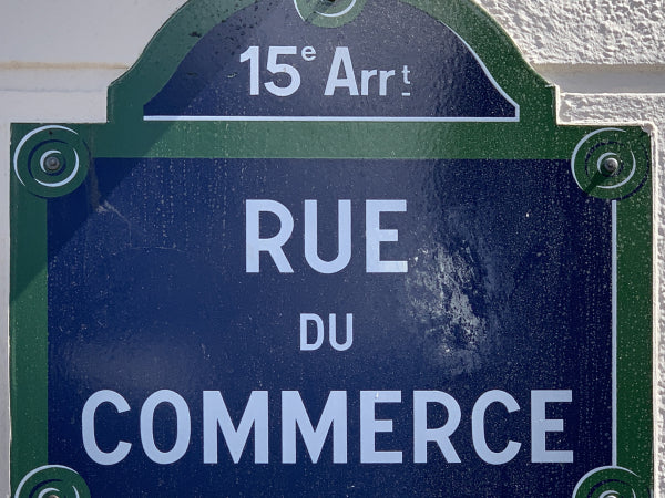 Panneau rue du Commerce - main