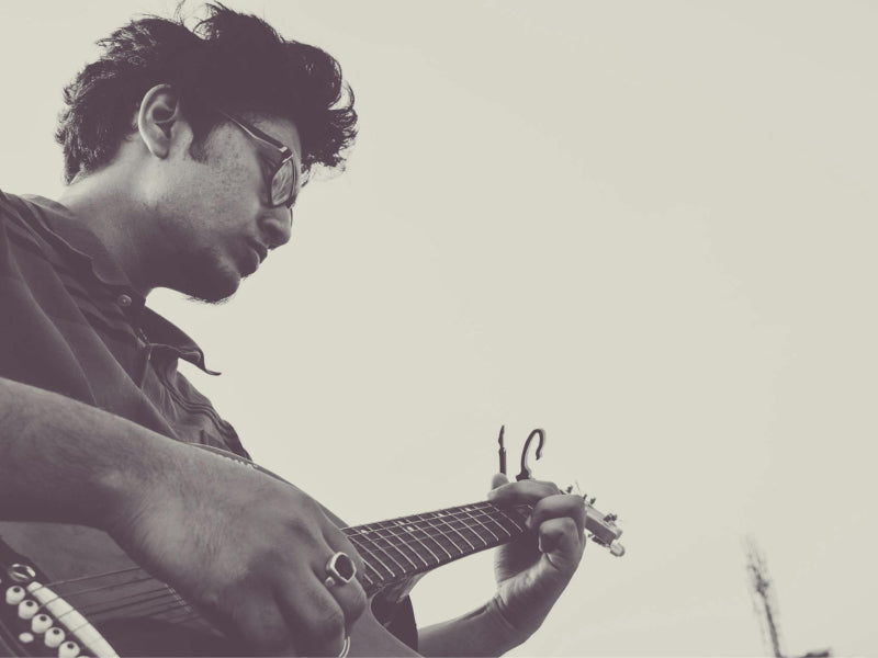 Homme jouant de la guitare - main