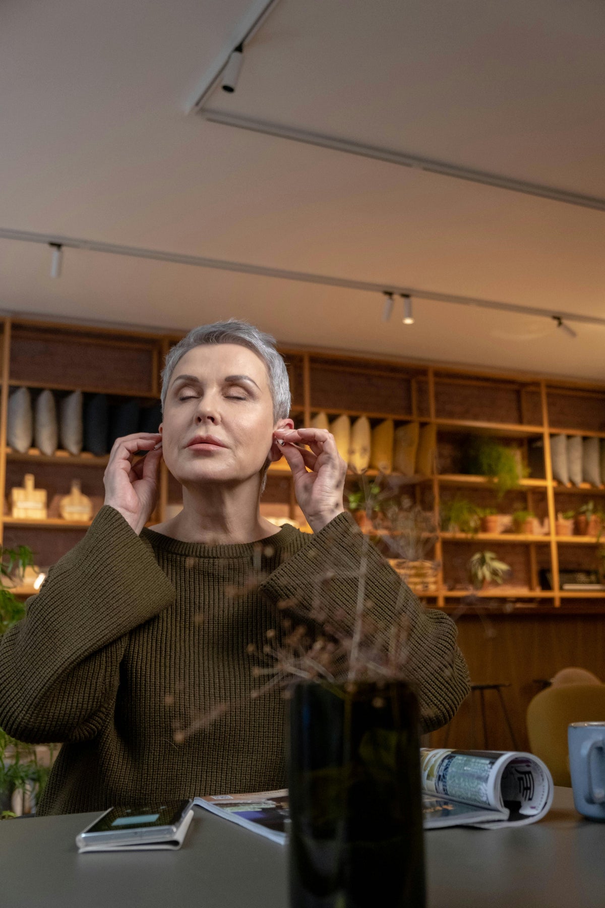 Audioprothésiste présentant un appareil auditif invisible intra-canal à un patient au centre Kesako Paris