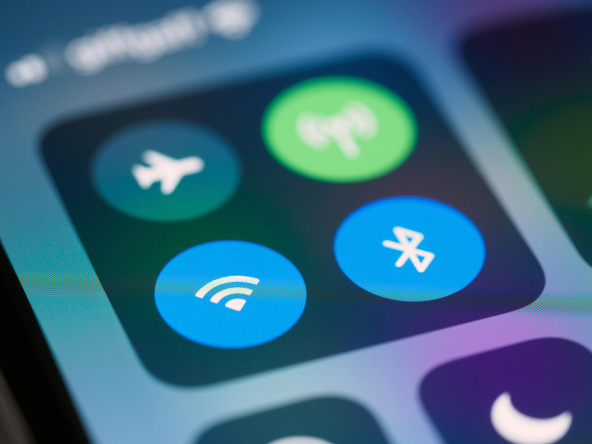 Audioprothésiste présentant une aide auditive Bluetooth connectée à un smartphone à Paris - centre Kesako