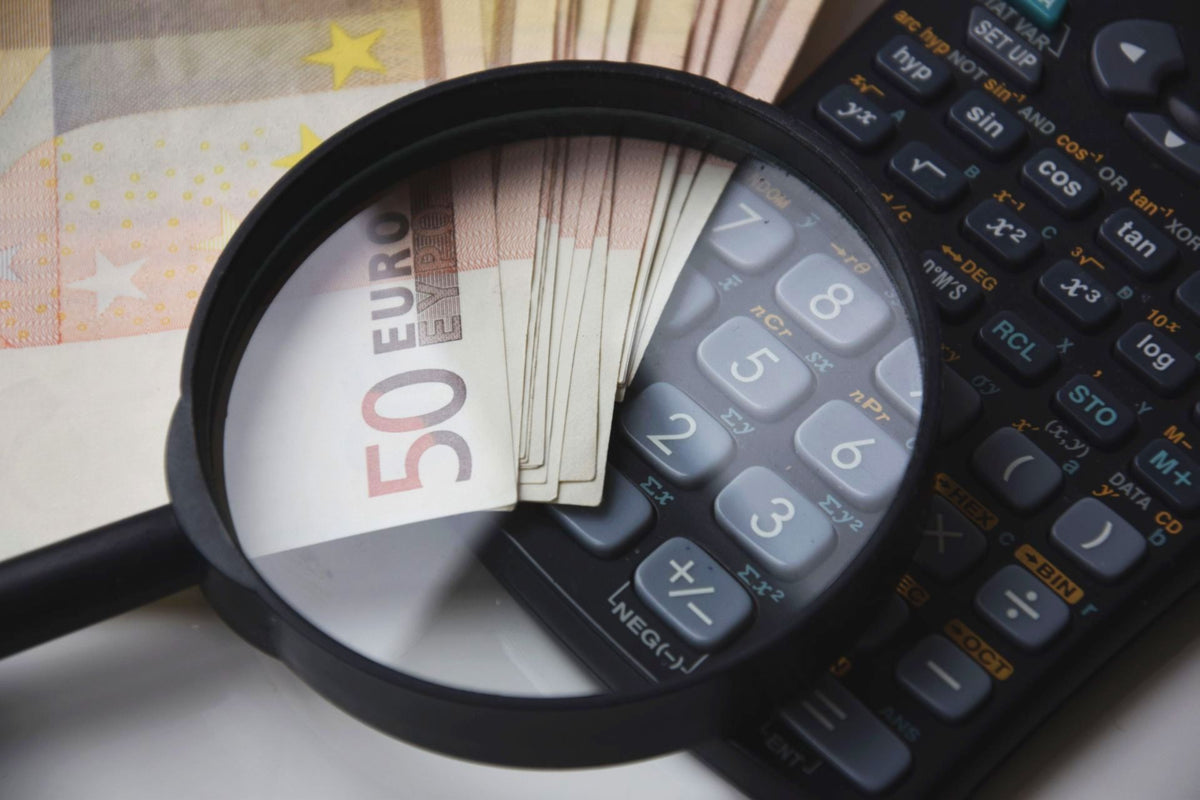 Audioprothésiste présentant les options de financement aide auditive à un patient senior dans un centre à Paris - Kesako