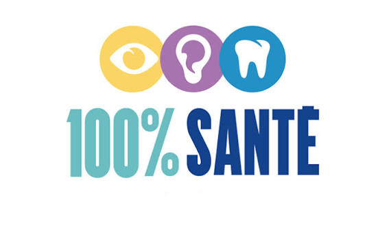 Audioprothésiste expliquant le dispositif 100% Santé à un patient senior dans un centre auditif à Paris